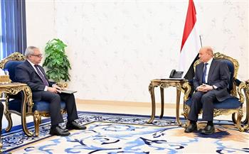 السفير المصري لدى اليمن يقدم أوراق اعتماده إلى رئيس مجلس القيادة الرئاسي للجمهورية اليمنية