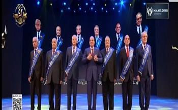 الرئيس السيسي يتوسط صورة تذكارية مع عدد من أبطال حرب أكتوبر المجيدة