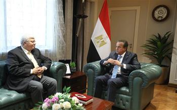 عبد الغفار وعاشور يبحثان تعزيز التعاون بين المستشفيات الجامعية ومستشفيات وزارة الصحة 