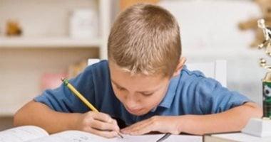 الطرق المثلى للتعامل مع عناد الطفل  أثناء المذاكرة