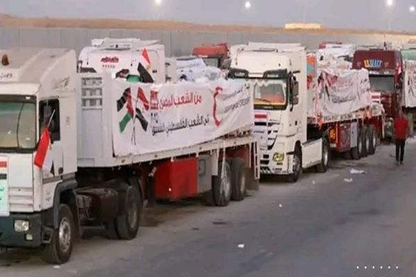 اصطفاف شاحنات المساعدات تمهيدا لدخولها من مصر إلى قطاع غزة