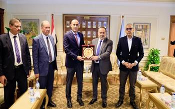 محافظ أسيوط يستقبل وزير التعليم خلال زيارته للمحافظة لتفقد عدد من المدارس 