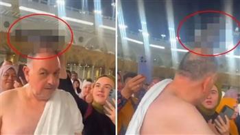 فيديو يلامس القلوب.. معتمر يتعرض لموقف غير متوقع أمام الكعبة