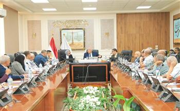 محافظ الوادي الجديد يترأس اجتماعًا لبحث تنفيذ تكليفات اجتماع مجلس المحافظين 