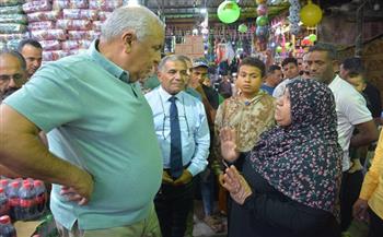 محافظ الوادي الجديد يتفقد عددًا من أسواق مدينة الخارجة 