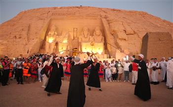 فرق مهرجان أسوان تحتفل بظاهرة تعامد الشمس في معبد أبو سمبل بحضور آلاف السائحين