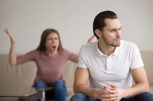 هل زوجك مسرف؟.. نصائح ذكية للتعامل معه دون صدام أو توتر