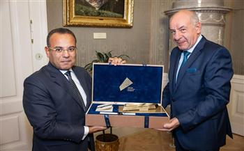 سفير مصر في بودابست يسلم الرئيس المجري دعوة من الرئيس السيسي لحضور حفل افتتاح المتحف المصري الكبير