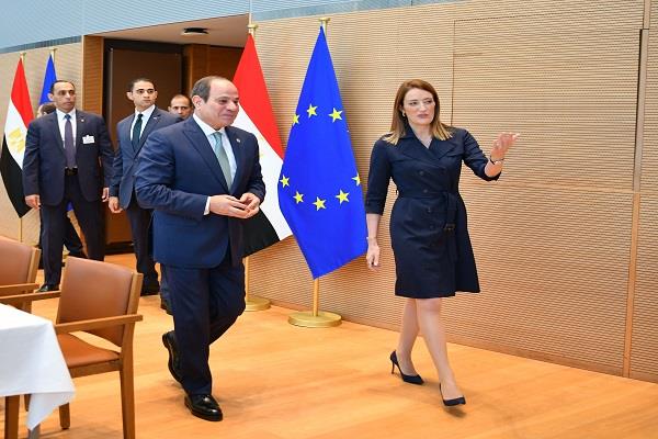 الرئيس السيسي يستعرض مع رئيسة البرلمان الأوروبي جهود مصر في تسوية الأزمات الإقليمية