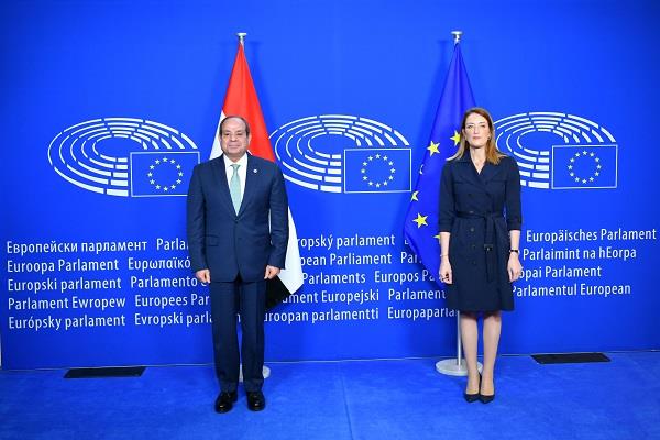  صورة تذكارية تجمع الرئيس السيسي ورئيسة البرلمان الأوروبي في بروكسل