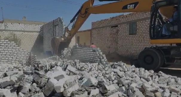 محافظ أسيوط: استرداد 71 فدانًا و2555 متر مربع خلال إزالة 33 حالة تعدٍ ضمن الموجة الـ27