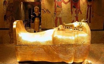كنوز الملك الذهبي تضيئ قاعات المتحف المصري الكبير