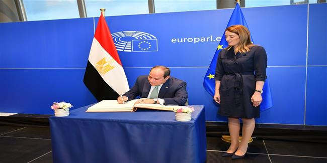 الرئيس السيسي يستعرض مع رئيسة البرلمان الأوروبي جهود مصر في تسوية الأزمات الإقليمية