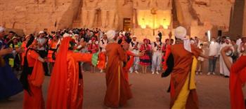 فرق مهرجان أسوان تحتفل بظاهرة تعامد الشمس في معبد أبو سمبل