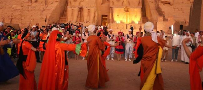 فرق مهرجان أسوان تحتفل بظاهرة تعامد الشمس في معبد أبو سمبل