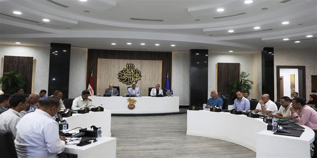 محافظ أسوان يوجه لتحقيق تقدم ملموس بملف التصالح فى مخالفات البناء 