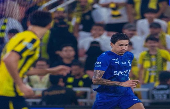الكلاسيكو السعودي: بـ"نيران صديقة" تقدم الهلال على اتحاد جدة في الشوط الأول 