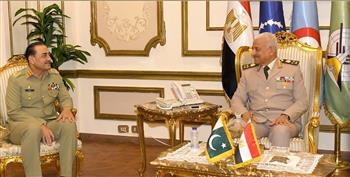وزير الدفاع ورئيس أركان القوات المسلحة يلتقيان رئيس أركان القوات البرية الباكستانية