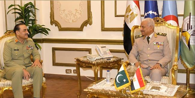 وزير الدفاع ورئيس أركان القوات المسلحة يلتقيان رئيس أركان القوات البرية الباكستانية