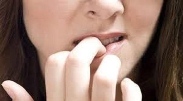قضم الأظافر يؤدي إلى مشاكل صحية بالقلب.. دراسة توضح