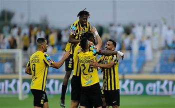 الكلاسيكو السعودي: بنزيما وديابي يقودان هجوم اتحاد جدة في مواجهة الهلال 