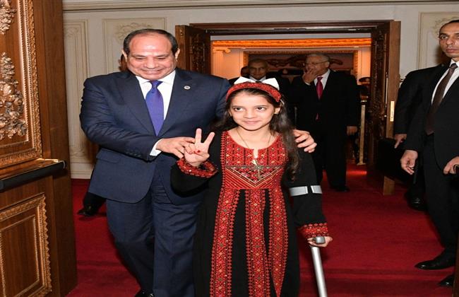 الرئيس السيسي يحتضن طفلة فلسطينية من أهل غزة ويجلسها بجواره في احتفالية مصر وطن السلام