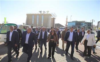 وزيرا التنمية المحلية والزراعة يتفقدون مجمع المصالح الحكومية للخدمات الذكية بالخارجة