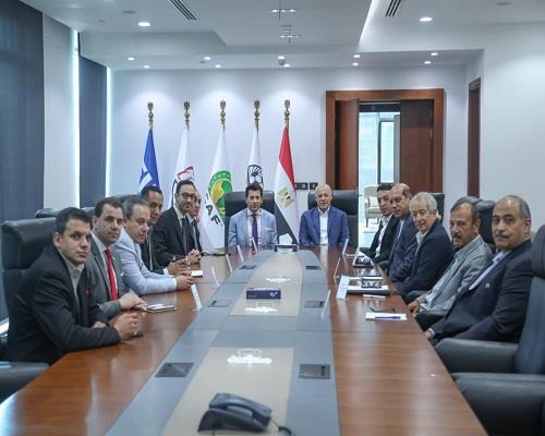 أبو ريدة يستقبل وزير الرياضة ويبحثان دعم خطط وبرامج تطوير كرة القدم 