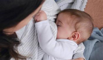 للأمهات.. عندما ينام طفلك خلال الرضاعة اتبعي هذه النصائح