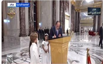 الرئيس السيسي يوقع في سجل الشرف قبل احتفالية مصر وطن السلام