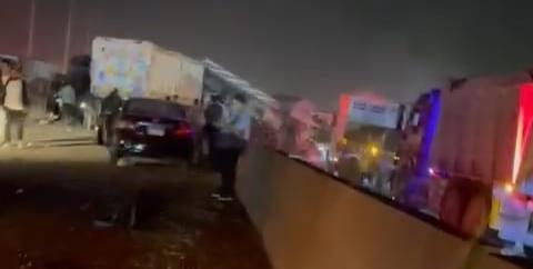  مصرع 2 وإصابة 35 آخرين بحادث تصادم 9 سيارات وتريلا على طريق السويس الصحراوي 