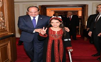 الرئيس السيسي يحتضن طفلة فلسطينية من أهل غزة ويجلسها بجواره في احتفالية مصر وطن السلام