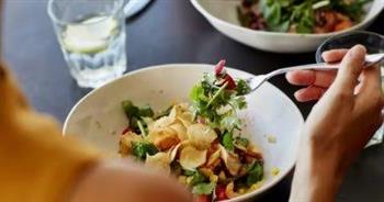 عادات  تجنبها بعد تناول الطعام .. منها  تناول الشاى والفاكهة!