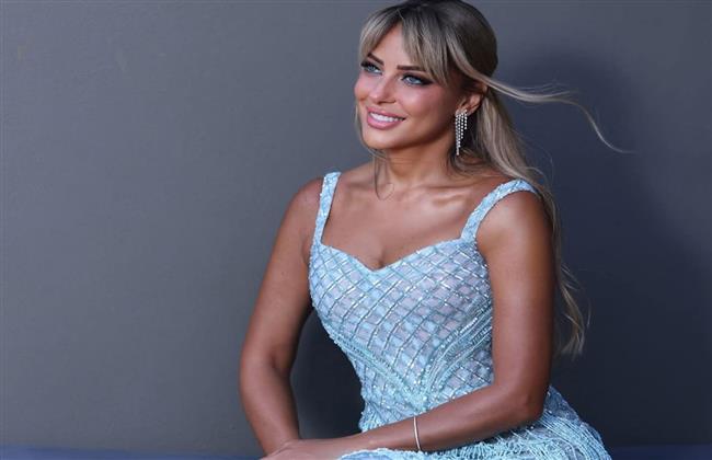 فستان سماوي أنيق يزين إطلالة ريم مصطفى 