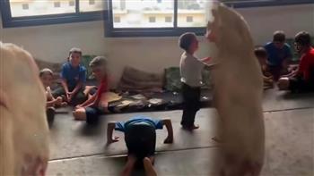 رقص وسجدة شكر.. فيديو مؤثر لأطفال من غزة يتناولون الدجاج لأول مرة منذ عامين