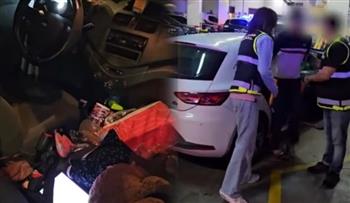 على طريقة الأفلام.. الشرطة تنقذ امرأة وطفليها بعد احتجاز 13 يومًا داخل سيارة