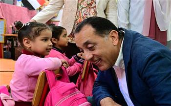 رئيس الوزراء يغير مسار جولته بالسويس ويتفقد مدرسة "محمد حافظ" الابتدائية