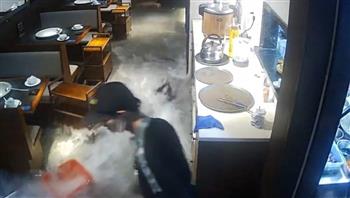 بعد انفجار الحوض.. أسماك حيّة تسبح بين الزبائن في مطعم صيني (فيديو)