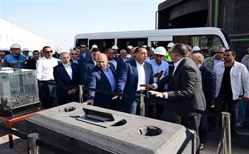 رئيس الوزراء يتفقد مراحل الإنتاج بمصنع الشركة المصرية لبلوكات الأنود الكربونية بالسخنة