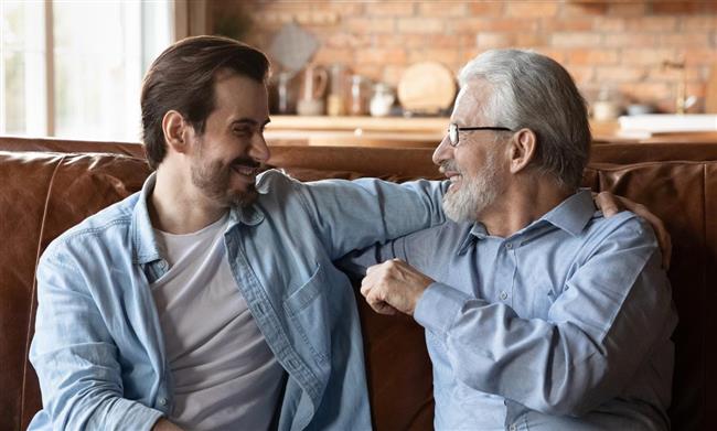 مع التقدم في العمر.. مواقف الآباء بحياة أبنائهم من الرفض إلى التكرار