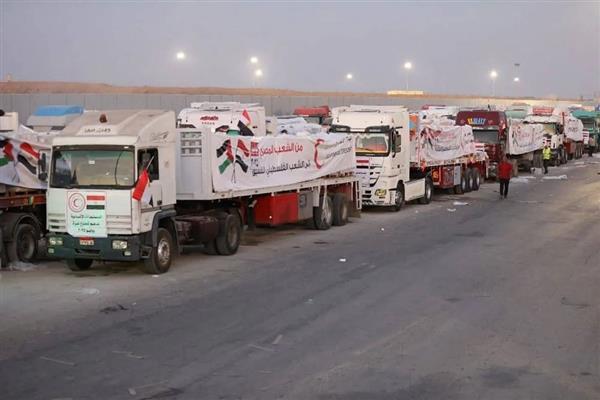 قوافل زاد العزة.. شاحنات المساعدات المصرية تتدفق إلى غزة