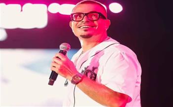 عمرو دياب يقبل يد هذه السيدة في إحدى الأفراح...أيه الحكاية؟ 