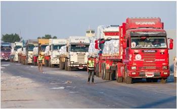 اصطفاف العشرات من شاحنات المساعدات أمام معبر رفح تمهيدًا لإدخالها إلى قطاع غزة