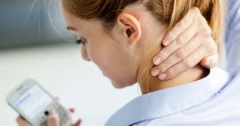 انتبه ..إجهاد الرقبة من الهاتف يؤثر على أعصابك