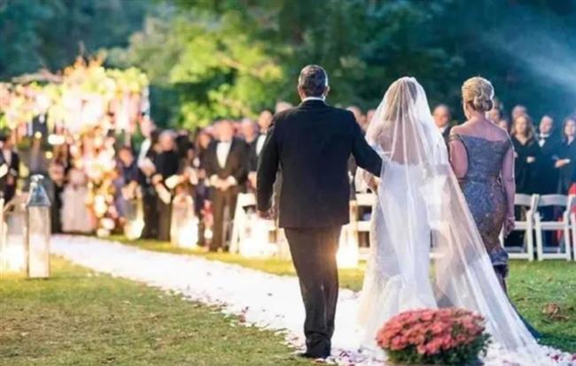 فيديو.. جدة تركية تفاجئ حفيدها بهدايا غير متوقعة في حفل زفافه