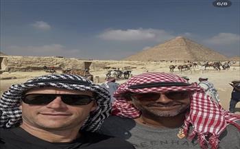 سكوت إيستوود يوثق مغامرته فوق الأهرامات قبل مغادرته مصر| صور 