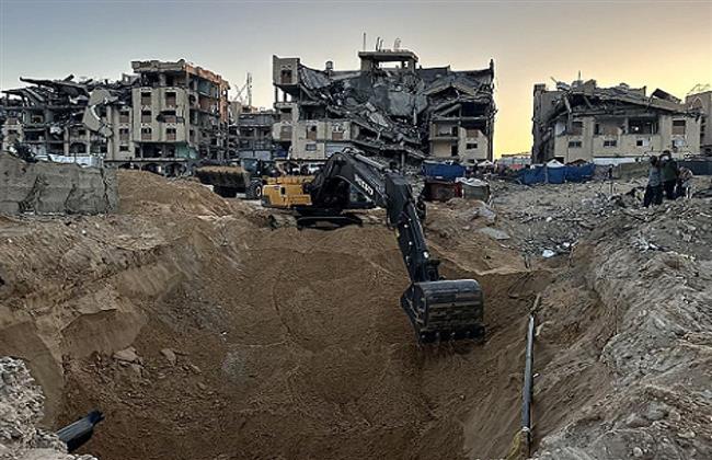 أزمة رفات الأسرى.. إسرائيل تتذرّع للالتفاف على وقف الحرب وحماس تواصل البحث تحت الأنقاض 