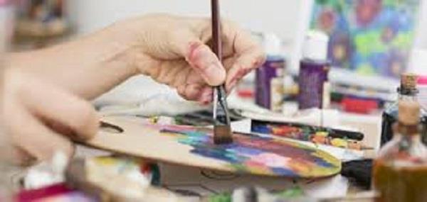 للأمهات.. تعرفي على أهمية الفن في حياة طفلك المراهق