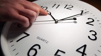 تأخير الساعة 60 دقيقة.. مواقيت الصلاة بالتوقيت الشتوي
