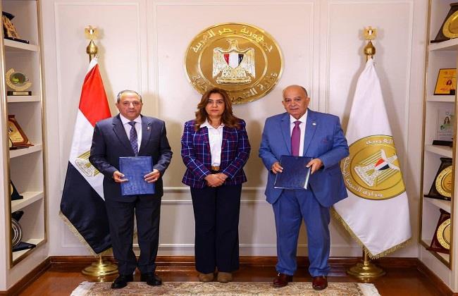 محافظ بورسعيد يوقع عقد تقديم خدمات الجمع ونظافة الشوارع بأحياء المحافظة